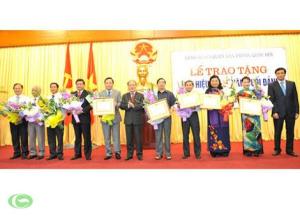 Chủ tịch QH Nguyễn Sinh Hùng trao Huy hiệu 40, 30 năm tuổi Đảng cho các đảng viên Đảng bộ cơ quan VPQH  
